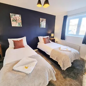  Holiday home Stylish 3 Bedrooms & 2 Bathrooms House, Free Parking On Premises! United Kingdom