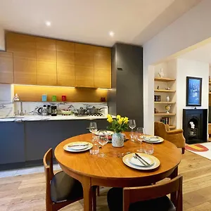 Stylish 2-bedroom Townhouse Next To Station Apartment